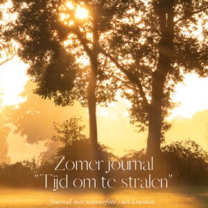 Omslag van de zomerjournal "Tijd om te stralen" met een warme natuurfoto van zonsopkomst tussen bomen bij het Valleikanaal in Leusden. Zacht goud licht stroomt door de bladeren, met in beeld de titel en ondertitel van de journal.