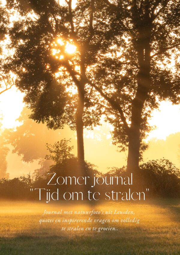 Omslag van de zomerjournal "Tijd om te stralen" met een warme natuurfoto van zonsopkomst tussen bomen bij het Valleikanaal in Leusden. Zacht goud licht stroomt door de bladeren, met in beeld de titel en ondertitel van de journal.